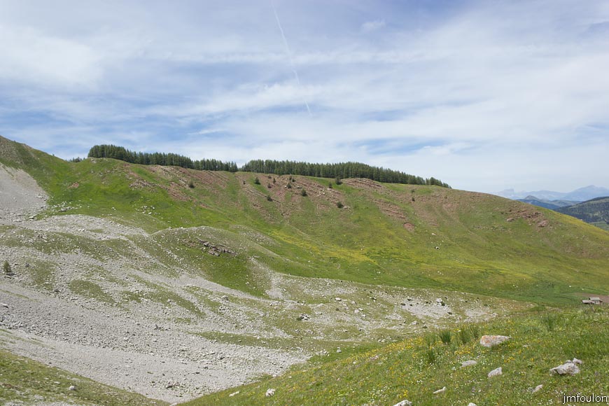 les_monges-079web.jpg - J'aperçois enfin la cabane. En face la crête de Pradon ou nous étions tout à l'heure en sortant de la forêt