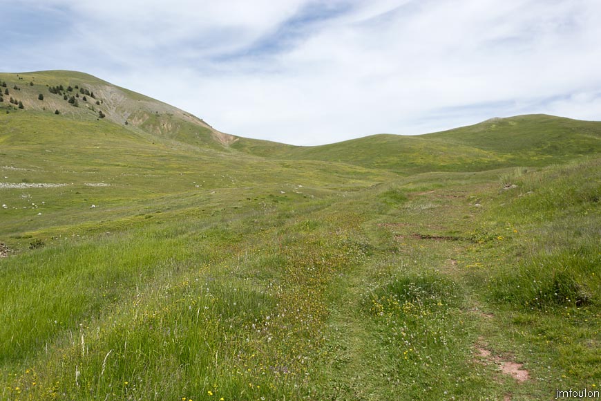 les_monges-085web.jpg - Vue à contresens de la marche sur les vers pâturages de Clapouse. Curieusement pas de troupeau et personne à la cabane en cette fin juin 2012