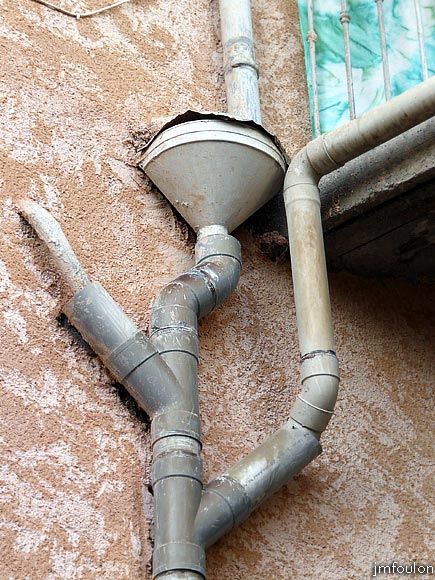 la-motte-33web.jpg - Zinc, plomb et PVC ... les époques se suivent, l'eau coule toujours