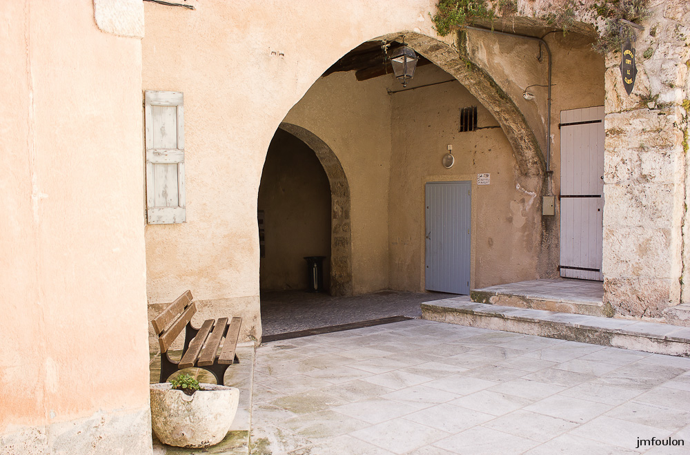moustier-044.jpg - Passage du cloître. Ici se trouvait jadis un cloître