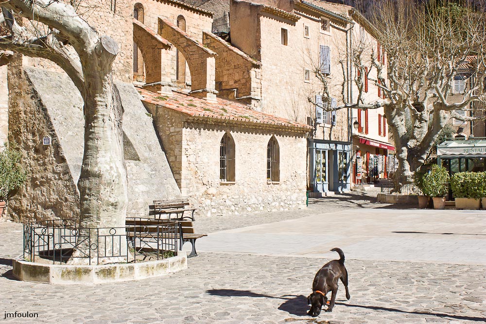 moustier-046.jpg - Place au Sud de Notre-Dame-de-l'Assomption que l'on voit sur la gauche