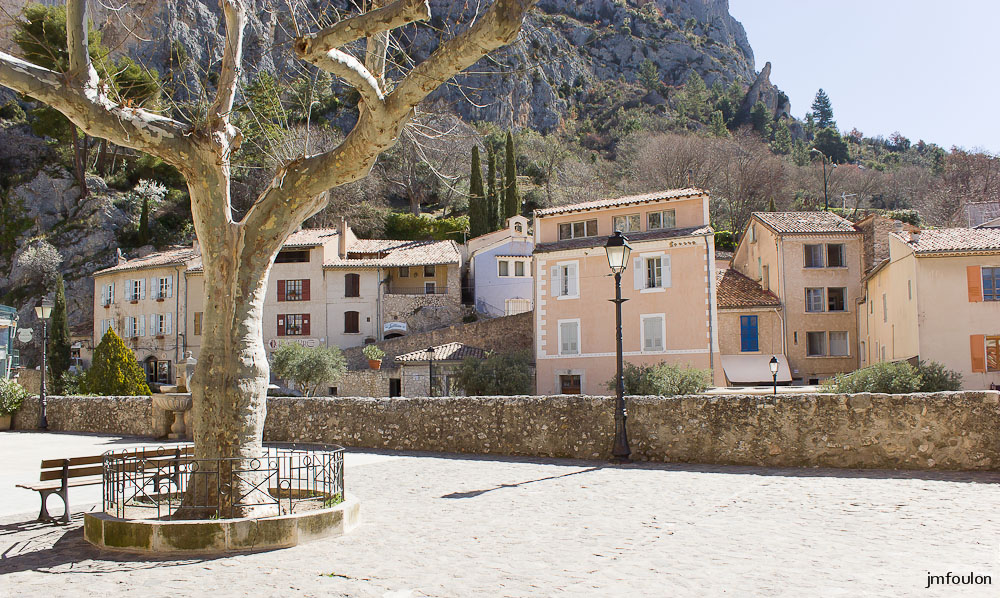 moustier-049.jpg - Vue vers le Sud/Est depuis la place
