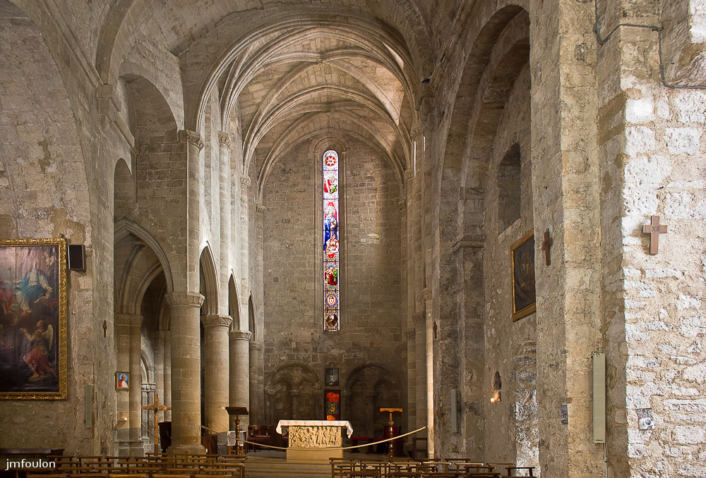 moustier-055.jpg - Intérieur de Notre-Dame-de-l'Assomption. L'autel est constitué d'un sarcophage en marbre du IVe siècle. La nef, de style roman provençal, est divisée en cinq travées couvertes de voûtes en berceau brisé taillées dans la pierre de tuf