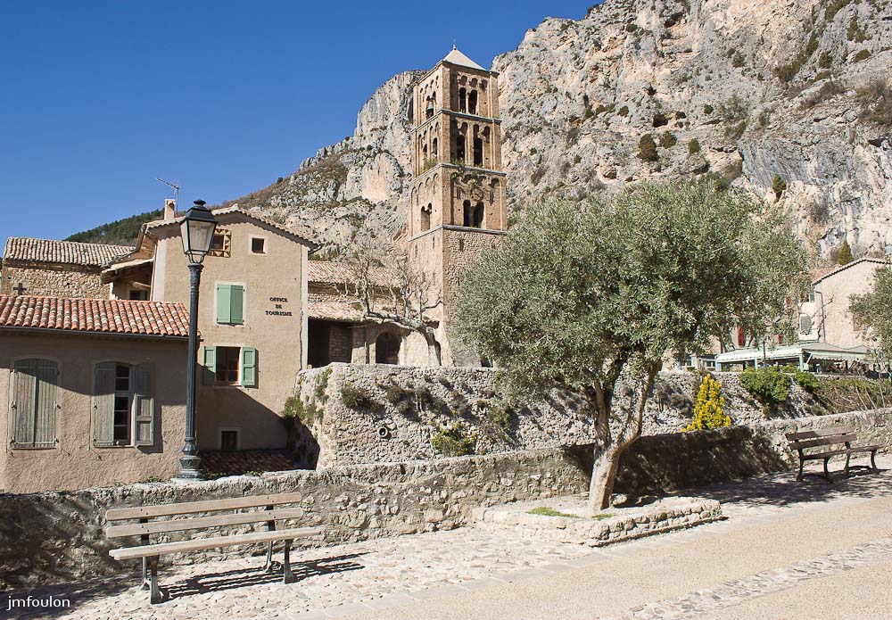 moustier-069.jpg - Vue sur Notre-Dame-de-l'Assomption en partie cachée par l'Office de Tourisme