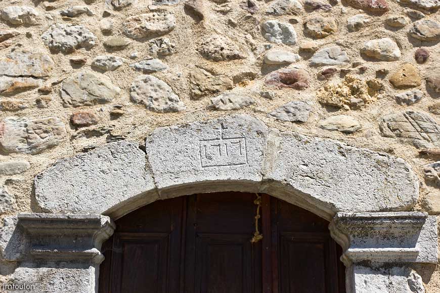 bcle-st-jacques-03.jpg - Nibles - Notre Dame de Bethléem - Le linteau de la porte daté de 1717