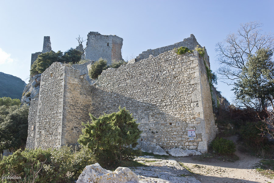 chateau-002-2.jpg - Protégé par trois côtés d’à-pic, on y accède à travers les ruines du bastion, par un tunnel creusé à même la roche.