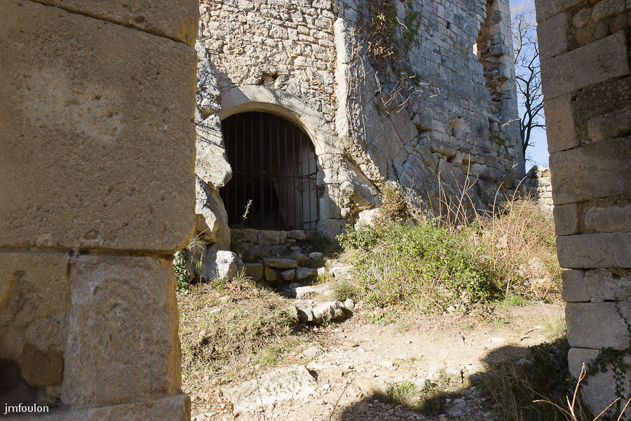chateau-006-2.jpg - Sur celle-ci, une ouverture permet d'accèder à la cour du château. (Accès interdit et grille cadenassée).