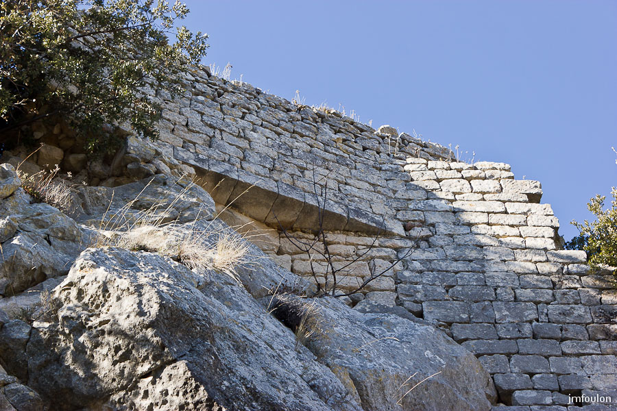 chateau-014-2.jpg - Muraille bâtie sur le rocher (zoom).
