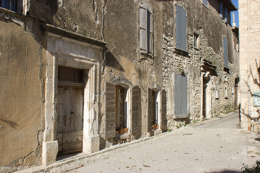 olv-007-2.jpg - La rue Sainte Cécile depuis la place de la Croix. Bâtiment de la seconde moitié du XVIIIe.