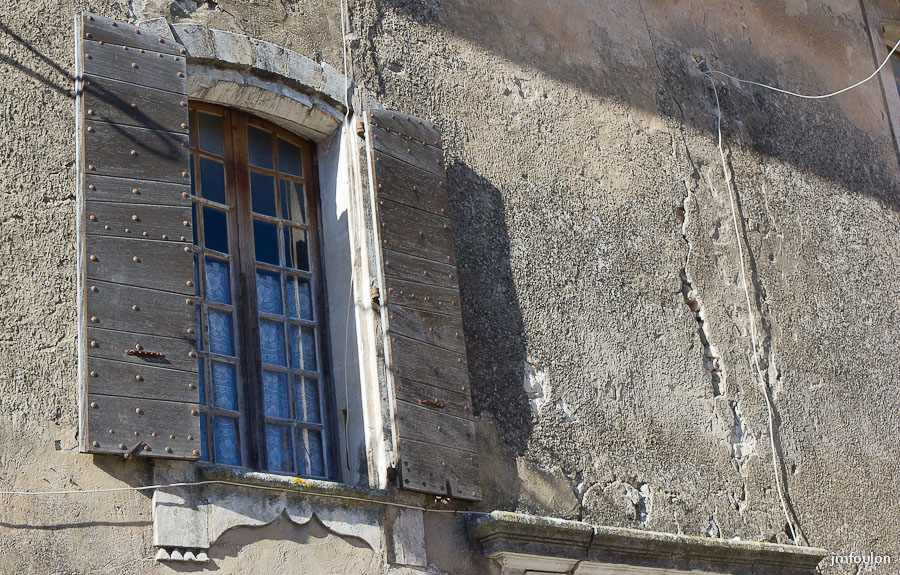 olv-009-2.jpg - Rue Sainte Cécile - Fenêtre à petit carreaux dotée d'un appui finement ouvragé.