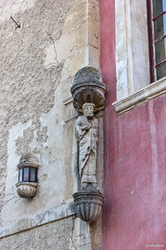 olv-012-2.jpg - Rue des Petitions-Minguets - Magnifique sculpture sur cette même façade. A gauche, une lanterne de pierre finement sculptée.