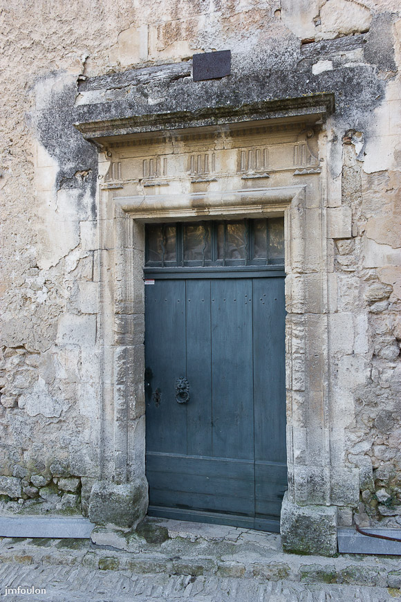 olv-013-2.jpg - Rue des Petitions-Minguets - Porte avec encadrement de pierres de tailles ornées d'un larmier qui court sur les deux jambages et le linteau lui même décoré.