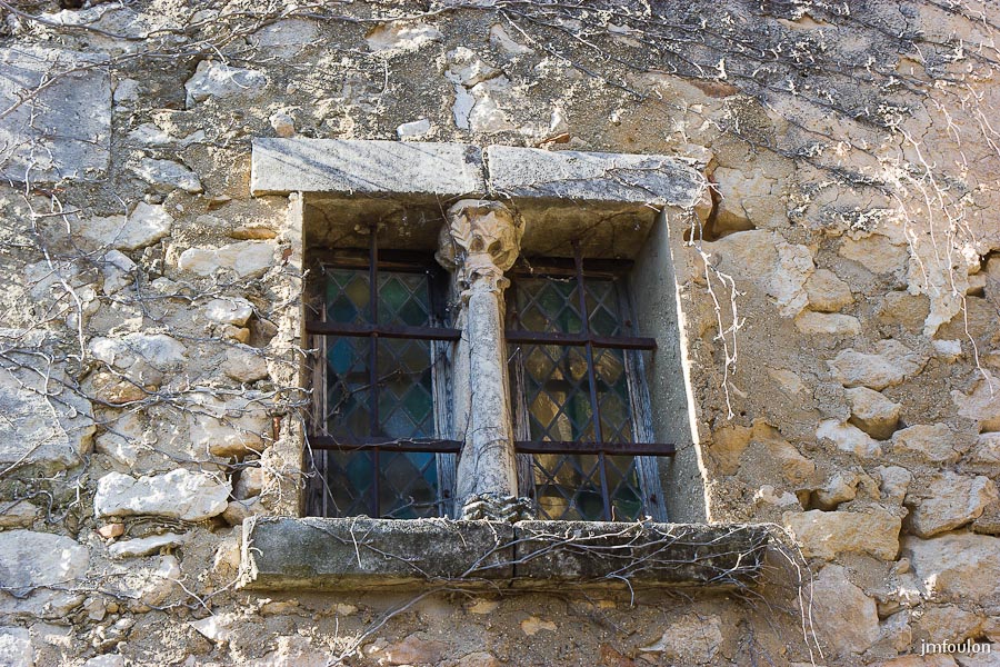 olv-014-2.jpg - Fenêtre dont le linteau plat est soutenu par une colonne décorée à sa base et surmontée d'un chapiteau finement sculpté.