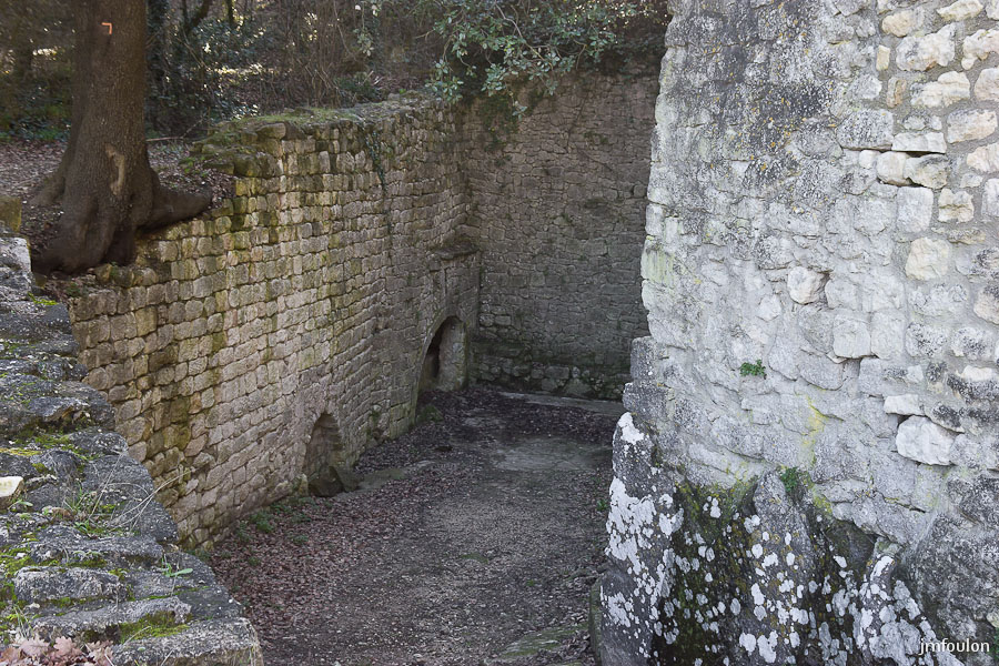 olv-028-2.jpg - La fontaine d'Oppède-le-Vieux - Celle-ci était ceinte de remparts abaissés aujourdhui.