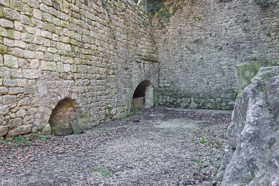 olv-029-2.jpg - La fontaine d'Oppède-le-Vieux - C'était le seul point d'eau du village qui a compté jusqu'à 900 âmes dans ses remparts au XIVe siècle.