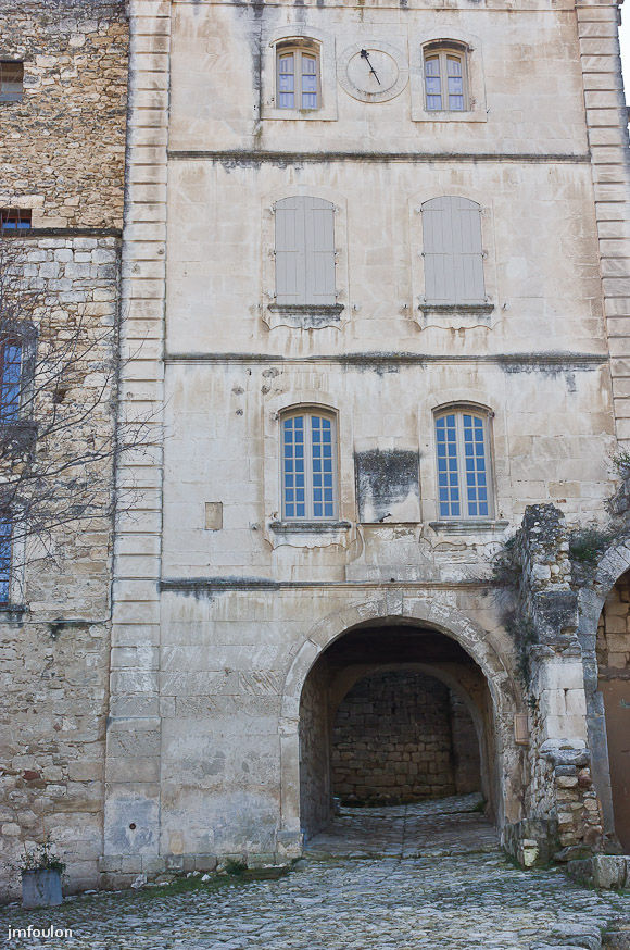 olv-065-2.jpg - Place de la Croix - Ancienne mairie. Immeuble en pierre de taille de trois étages avec passage permettant d’accéder à l’intérieur des remparts. Le bâtiment est construit sur le lieu de l’ancienne porte principale du bourg fortifié (le portel).