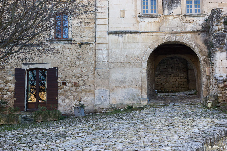 olv-067-2.jpg - Autre vue sur l'entrée du village médiéval. A droite les vestiges du mur Est de la chapelle St Joseph.