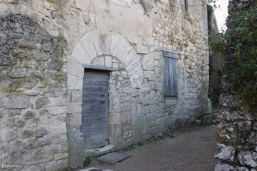 olv-073-2.jpg - Rue de l'Hôpital - Ancienne boulangerie L’Androudo. Porte avec arc plein cintre extradossé du XVe siècle qui a été réduite à une petite porte avec linteau en bois.