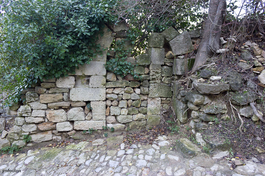 olv-088-2.jpg - Rue du Chapitre - Ruine d'une ouverture en plein cintre remaniée en ouverture rectangulaire avec la pose d'un jambage à pied droit à droite.