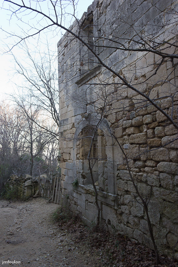 olv-101-2.jpg - Rue du Chapitre - Maison en ruine avec échoppe, pierre gravée 1775
