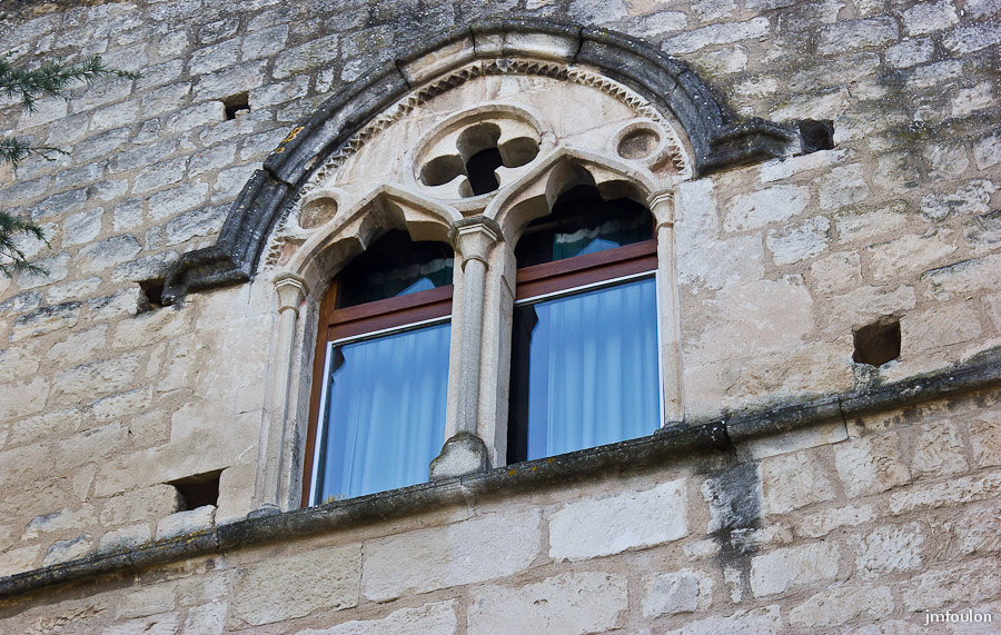 olv-110-2.jpg - Rue du Chapitre - Magnifique fenêtre finement ouvragée.