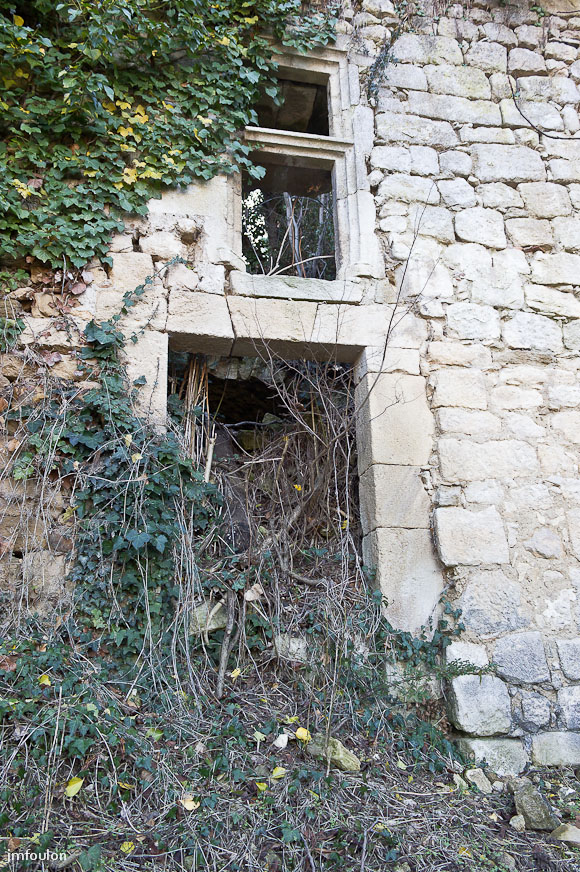 olv-122-2.jpg - Rue de l'Eglise - Vestige de façade avec une fenêtre à demi meneau.