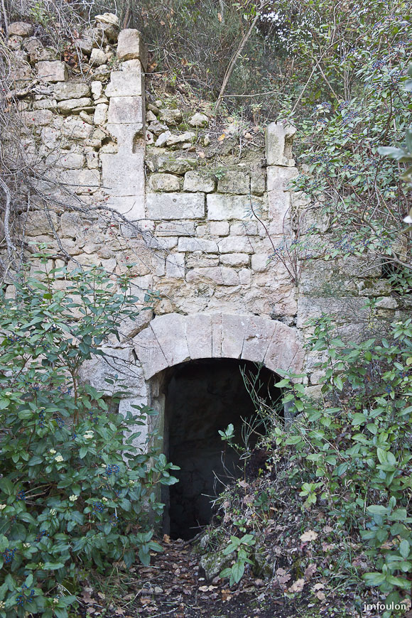 olv-131-2.jpg - Rue de l'Eglise - Autre ruine dont la partie basse donne sur une pièce taillée dans la roche.