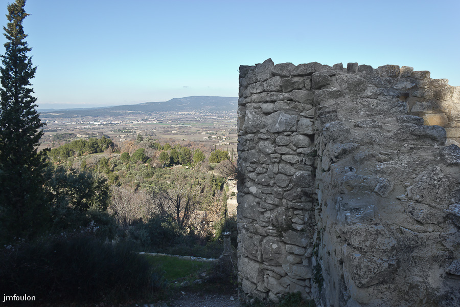 olv-143-2.jpg - Nous voici au sommet du village. Ici, les fortifications basses du château qui protègeaient la collégiale.