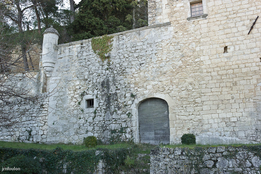 olv-167-2.jpg - Rue du Petit Four - Maison romane dite le château (XIV-XVe). A gauche une petite échauguette du XVIIe