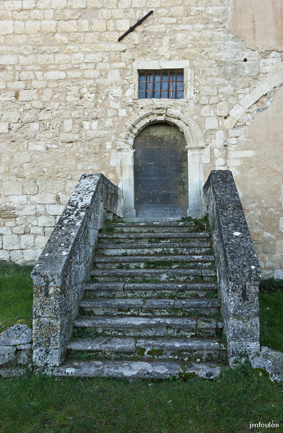 olv-168-2.jpg - Rue du Petit Four - Maison romane dite le château. Unes des entrées au Nord/Ouest de la façade Nord.