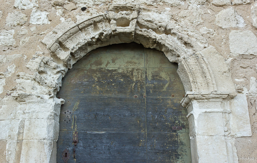 olv-169-2.jpg - Rue du Petit Four - Maison romane dite le château. Les pierres de l'arc sont trés abimées.