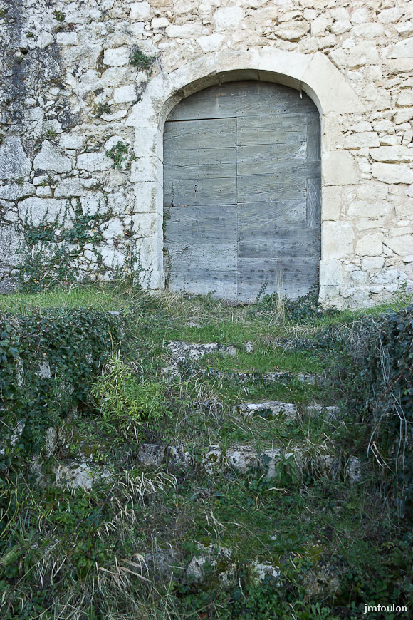 olv-170-2.jpg - Rue du Petit Four - Maison romane dite le château. Seconde porte au centre de la façade Nord.