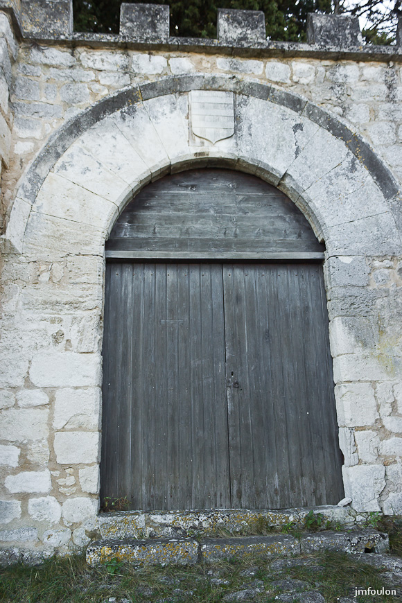 olv-174-2.jpg - Rue du Petit Four - Maison romane dite le château. Porte cochère du XIVe avec arc en plein cintre extradossé, blason sculpté en relief sur la clef de voute.