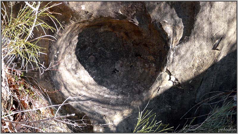 paresous-47.jpg - Excavation dans la roche qui contenait une des ces fameuses boules