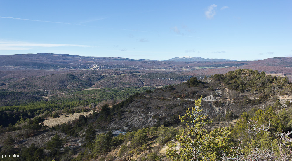 vue-simiane-1-2.jpg - Vue sur le Mont Ventoux et Simiane-la-Rotonde vers la gauche au loin depuis la D14 entre Reillane et Banon