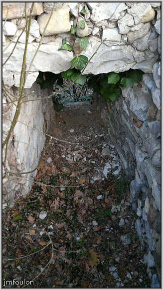 peipin-chateau-08web.jpg - Vestiges du château - Rempart est de l'intérieur