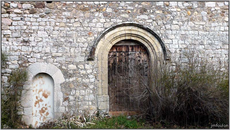 peipin-chateau-10web.jpg - Vestiges du château - Entrée de la chapelle de style roman (ouest)