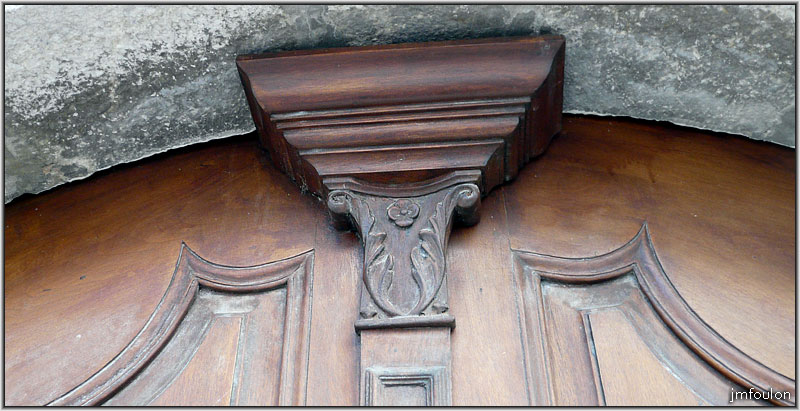 peipin-eglise-03web.jpg - Détail de la boiserie de la porte d'entrée de l'église Saint-Martin