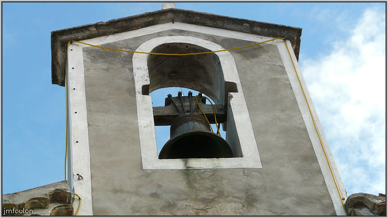 peipin-eglise-05web.jpg - Eglise Saint-Martin. Le clocher et la cloche