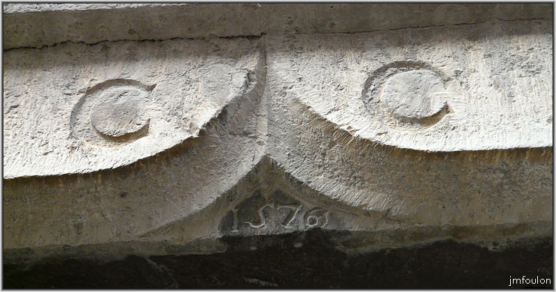peipin-porte-04web.jpg - Détail du linteau "C C et la date 1576, en tout petit
