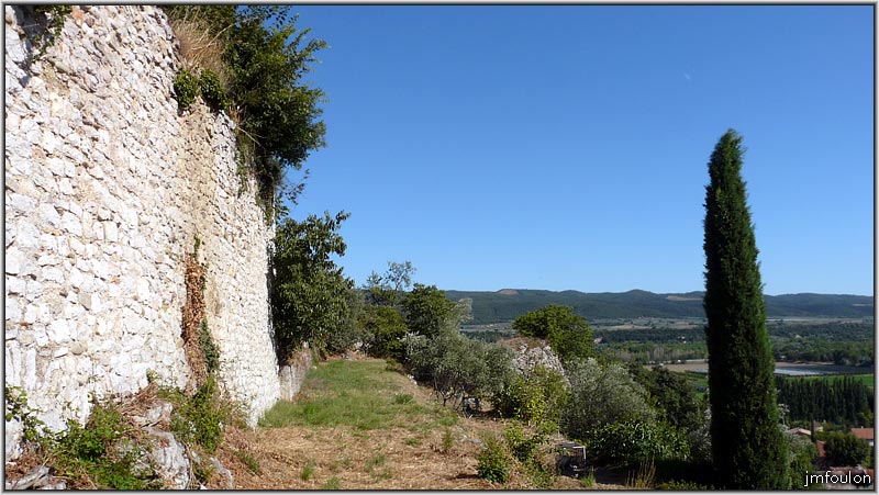 chateau-24web.jpg - Une partie de la muraille sud du château