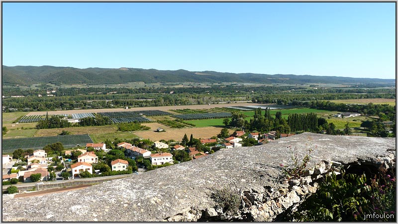 chateau-57web.jpg - Vue sur la vallée depuis le rempart est