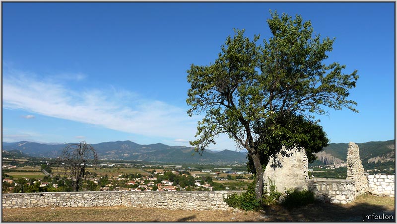 chateau-59web.jpg - Vue vers le nord-est depuis l'esplanade