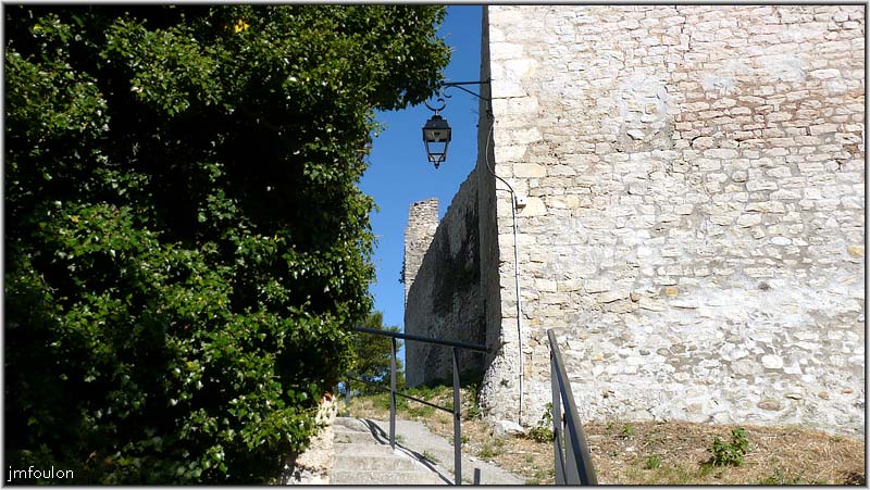 chateau-63web.jpg - Façade nord et bas du mur ouest du donjon