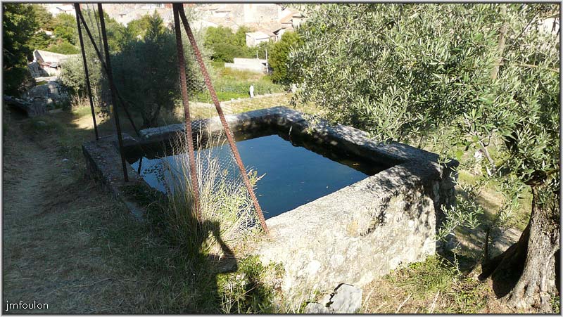jardins-16web.jpg - Une autre réserve d'eau, bien pleine, comme toujours ici. C'est de l'or en Provence