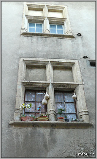 peyruis-33web.jpg - Fenêtres à meneau rue du Grand Cabaret