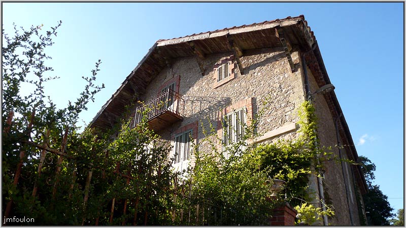 peyruis-58web.jpg - Une batisse hors du village