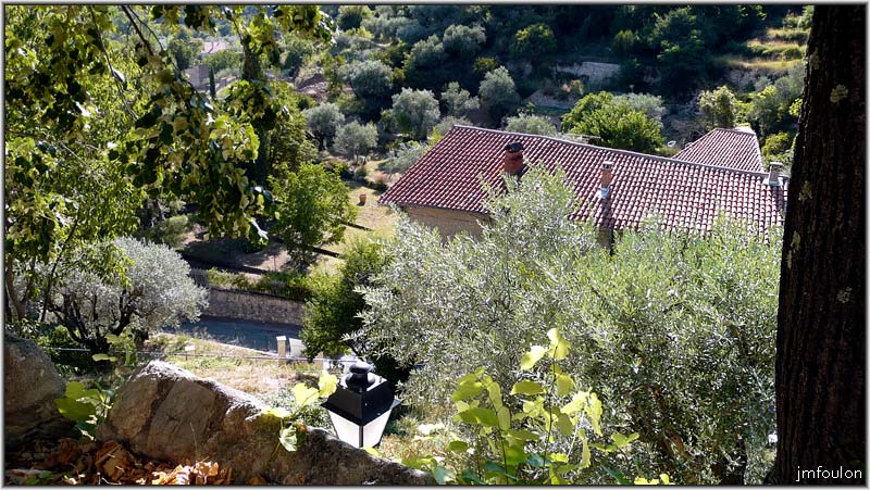 peyruis-59web.jpg - Vue sur la batisse précédente depuis la montée du château