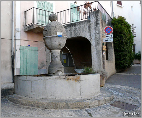 peyruis-61web.jpg - La fontaine Barlatan. Une des plus anciennes de Peyruis