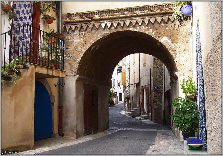 peyruis-67web.jpg - Porte moyennageuse de la rue Juiverie et sa corniche en dentelle